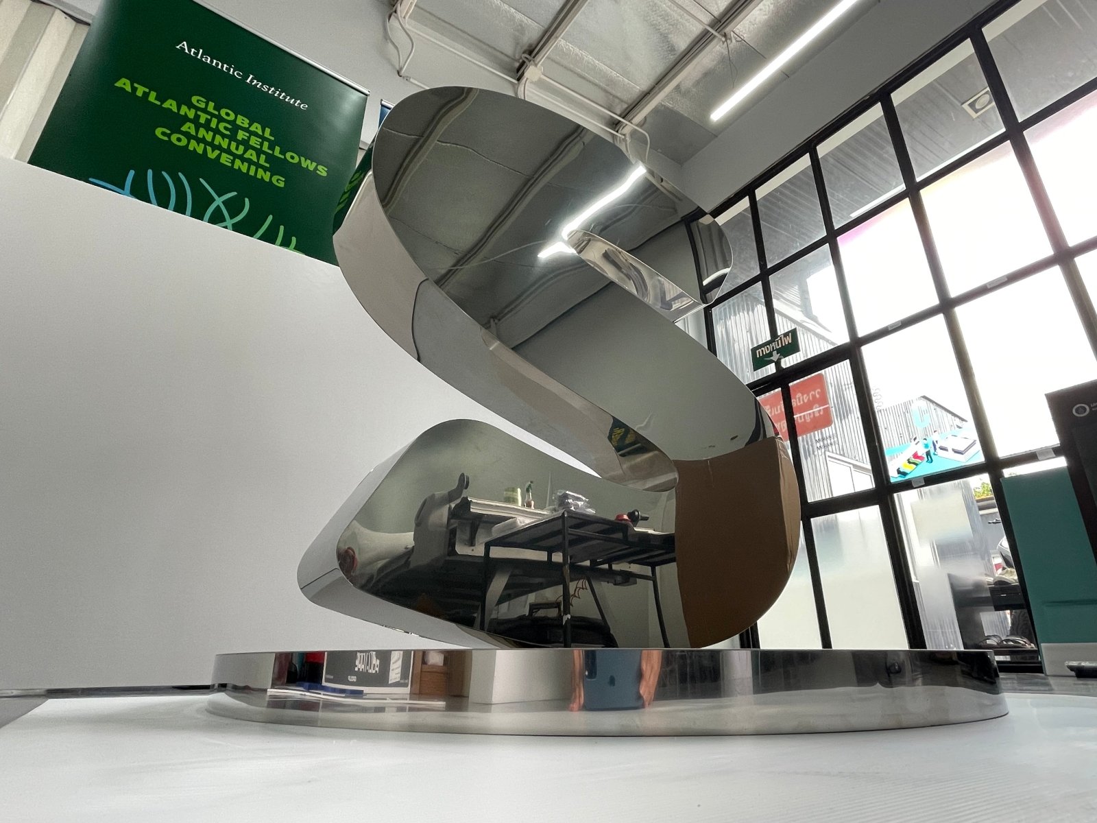 ป้ายตัวอักษรสแตนเลส Stainless Steel Letter Signage หรูหรา แข็งแรง ทนทาน เหมาะสำหรับป้ายบริษัท อาคาร และงานตกแต่ง