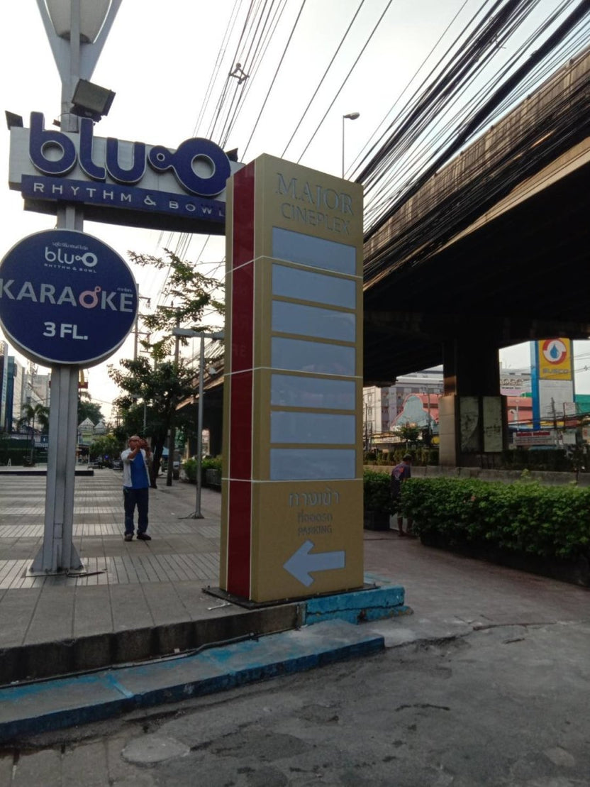 ป้ายเสา Pylon ป้ายทาวเวอร์ ดีไซน์โดดเด่น แข็งแรง ทนทาน เหมาะสำหรับป้ายบริษัท โครงการ อาคาร และงานโฆษณากลางแจ้ง
