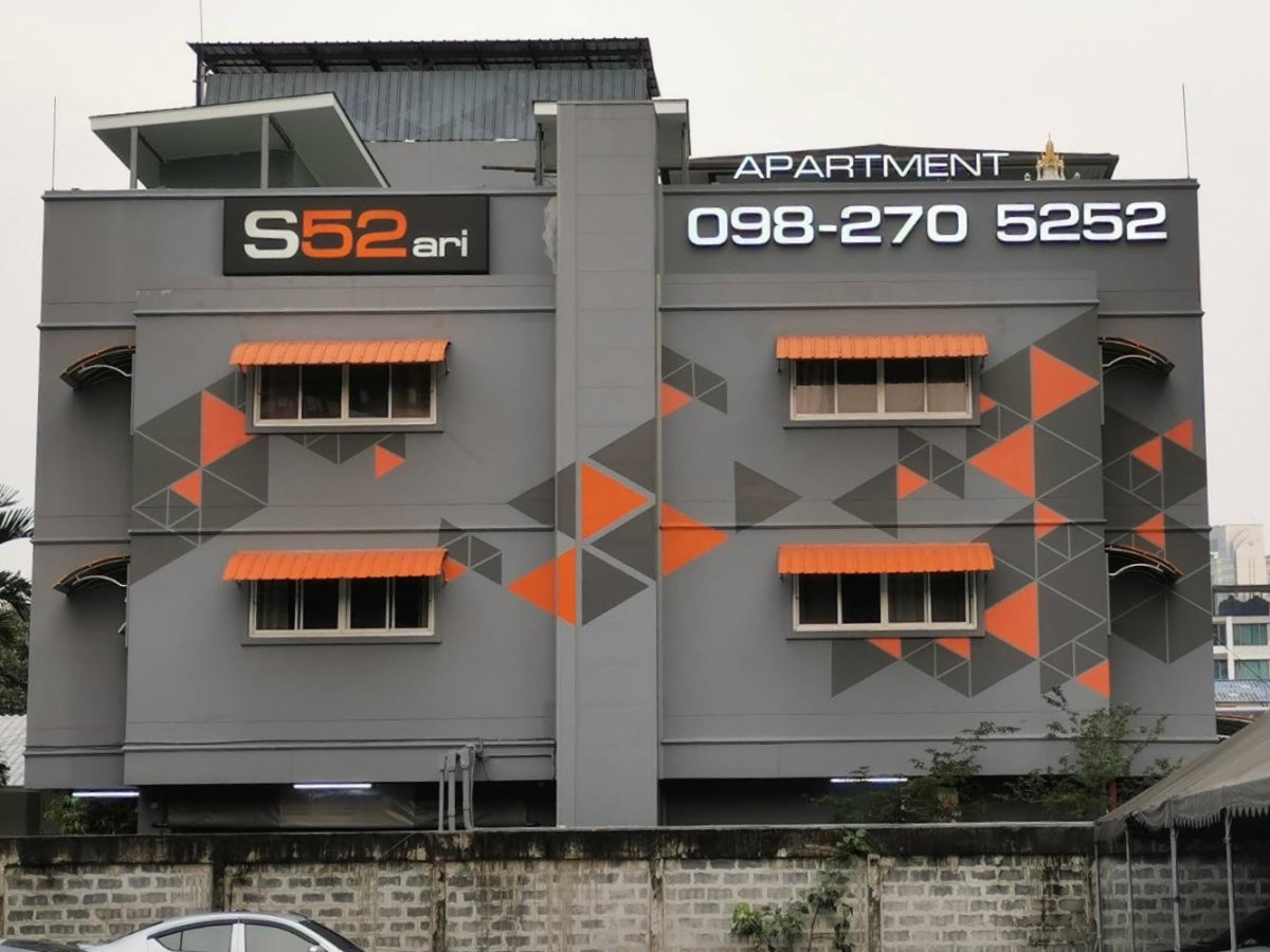 รับติดสติ๊กเกอร์อาคารสูง และป้ายติดตึก งานพิมพ์คมชัด ทีมช่างมืออาชีพ เหมาะสำหรับโฆษณา โปรโมชัน และสร้างภาพลักษณ์องค์กร