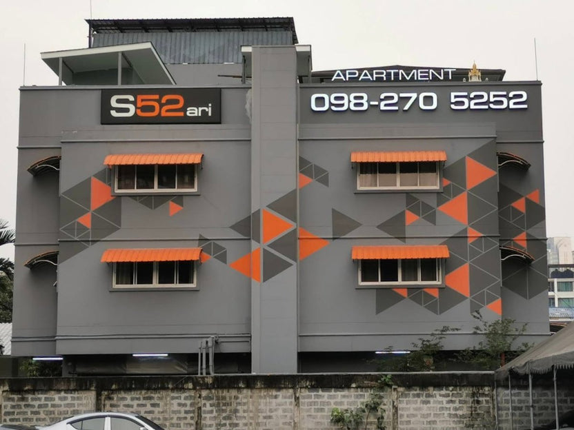 รับติดสติ๊กเกอร์อาคารสูง และป้ายติดตึก งานพิมพ์คมชัด ทีมช่างมืออาชีพ เหมาะสำหรับโฆษณา โปรโมชัน และสร้างภาพลักษณ์องค์กร