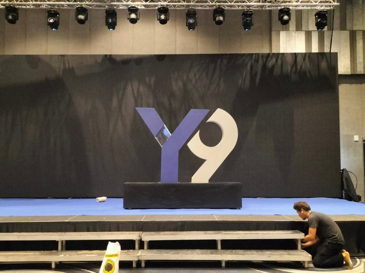 ป้ายโลโก้ตั้งพื้น และป้ายตั้งประกอบฉากถ่ายรูป ดีไซน์สวยสะดุดตา เหมาะสำหรับงานอีเวนต์ งานเปิดตัวสินค้า และการโปรโมทร้านค้า