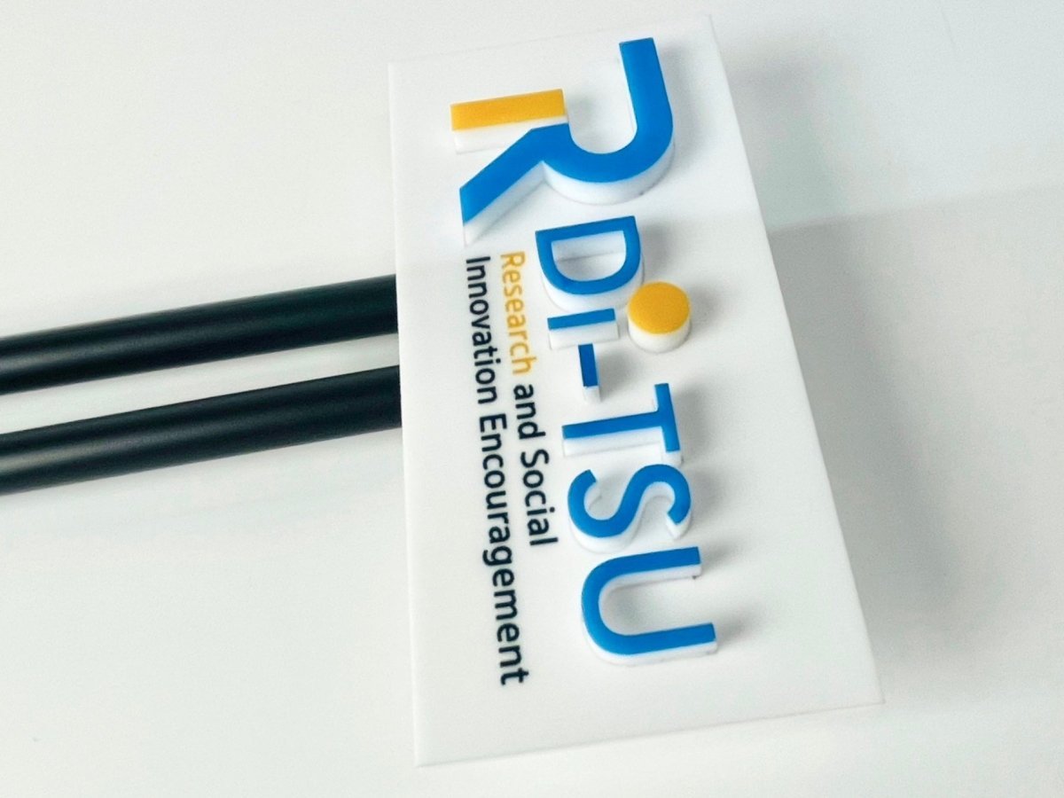 ป้ายไมค์ โลโก้ไมค์ และป้ายหัวไมค์ พิมพ์คมชัด ดีไซน์สวย เหมาะสำหรับงานอีเวนต์ สื่อประชาสัมพันธ์ รายการทีวี และงานโปรโมชัน