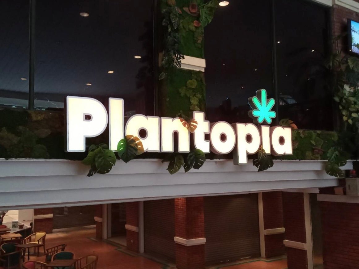 ป้ายชื่อร้าน โลโก้ร้าน ดีไซน์สวยโดดเด่น พิมพ์คมชัด เหมาะสำหรับร้านอาหาร คาเฟ่ และธุรกิจบริการ