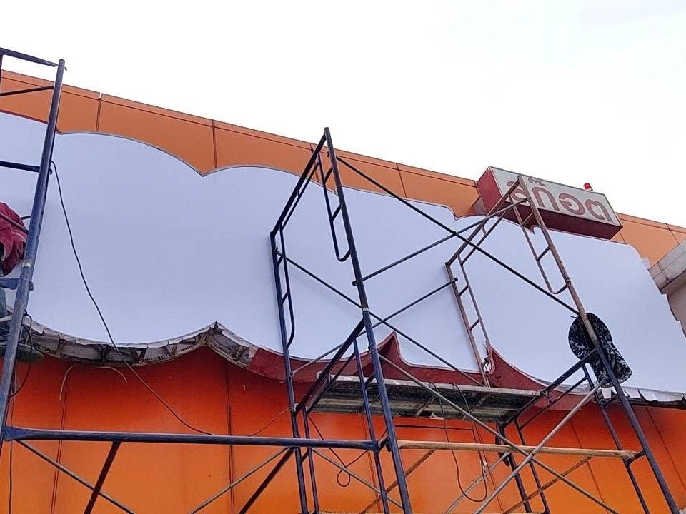 ป้ายกล่องไฟไวนิล และป้ายไฟไวนิลโปร่งแสง Backlit ให้แสงสว่างชัดเจน เหมาะสำหรับงานโฆษณา ป้ายหน้าร้าน และสื่อโปรโมชัน