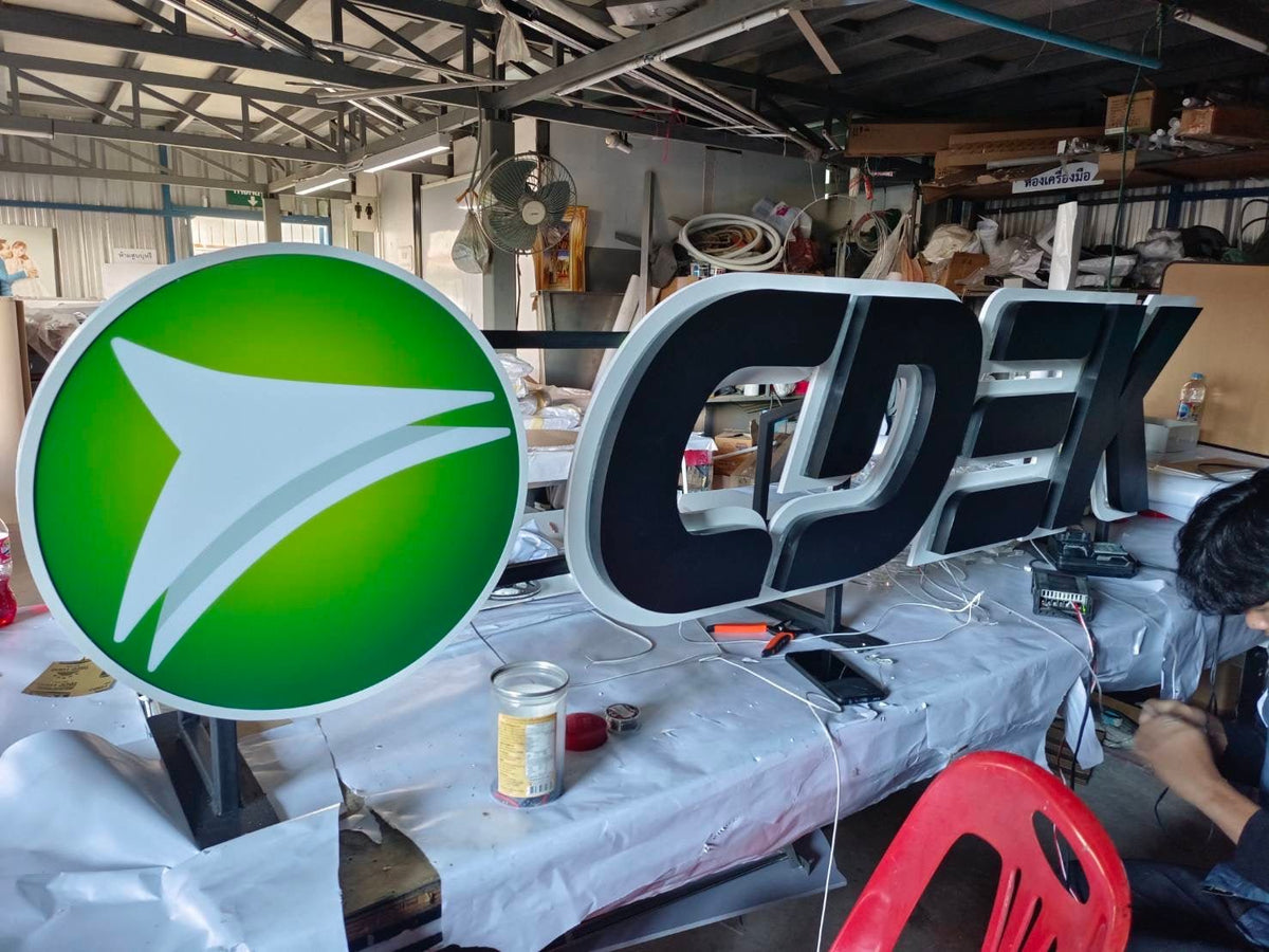 ป้ายอักษรไฟออกหลัง ติดเหนือกันสาด แสงไฟสวยหรู โดดเด่นชัดเจน เหมาะสำหรับร้านค้า บริษัท และอาคารที่ต้องการความสะดุดตา