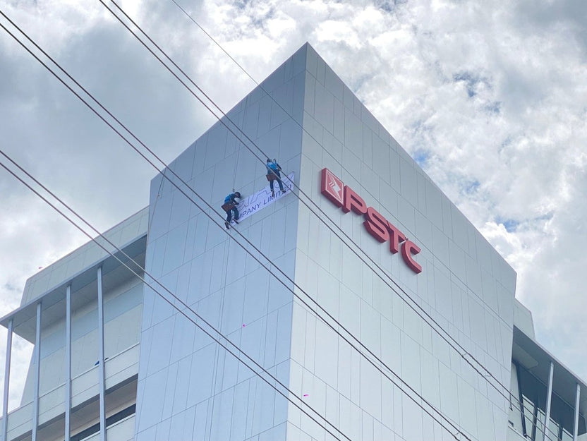 รับติดสติ๊กเกอร์อาคารสูง และป้ายติดตึก งานพิมพ์คมชัด ทีมช่างมืออาชีพ เหมาะสำหรับโฆษณา โปรโมชัน และสร้างภาพลักษณ์องค์กร