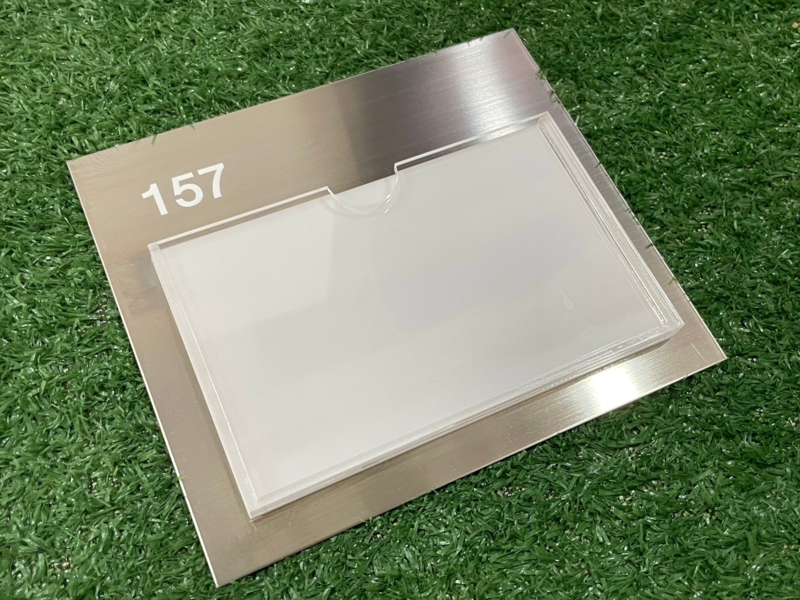 กรอบสแตนเลส กรอบป้ายสอดสแตนเลส แข็งแรง ทนทาน เหมาะสำหรับอาคารสำนักงานและโครงการ