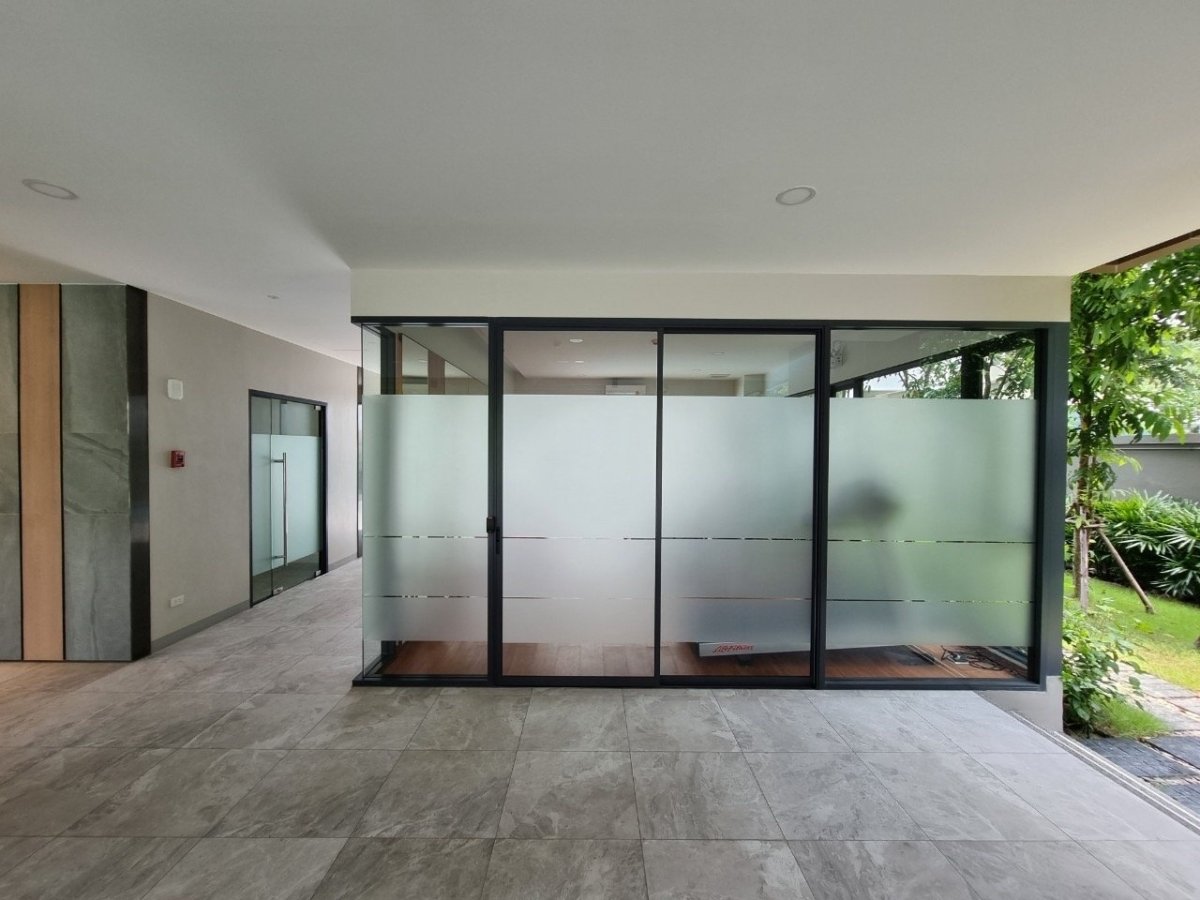 สติ๊กเกอร์กั้นห้อง สติ๊กเกอร์ฝ้าติดกระจกบังสายตา