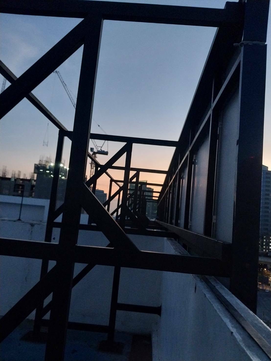 ป้ายชื่ออาคาร อักษรไฟสแตนเลส ติดอาคาร ดีไซน์หรูหรา ทนทาน สว่างโดดเด่น เหมาะสำหรับบริษัท โครงการ และอาคารสำนักงาน