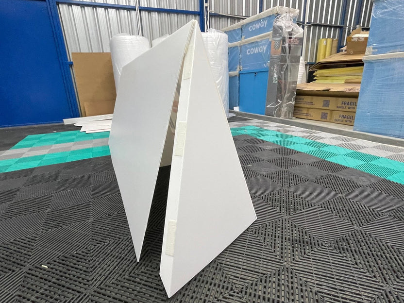 ป้ายสปอนเซอร์ พร้อมโลโก้ Li-Ning และ Yonex พิมพ์คมชัด เหมาะสำหรับงานกีฬา อีเวนต์ การแข่งขัน และโปรโมชันแบรนด์