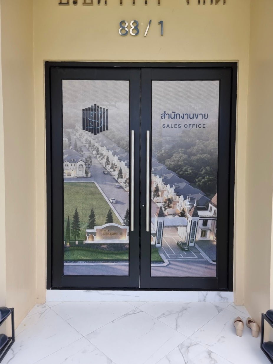 สติ๊กเกอร์ติดประตูกระจก พิมพ์คมชัด สีสดใส เหมาะสำหรับร้านค้า สำนักงาน และงานตกแต่งอาคาร