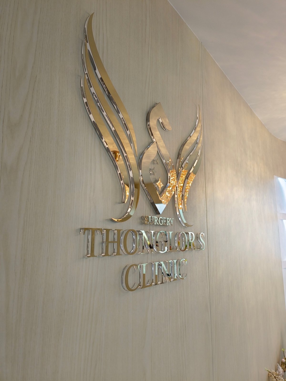 ป้ายอะคริลิคนูน ขอบใส ดีไซน์หรูหรา พิมพ์คมชัด แข็งแรงทนทาน เหมาะสำหรับป้ายบริษัท ป้ายร้านค้า และงานตกแต่งอาคาร