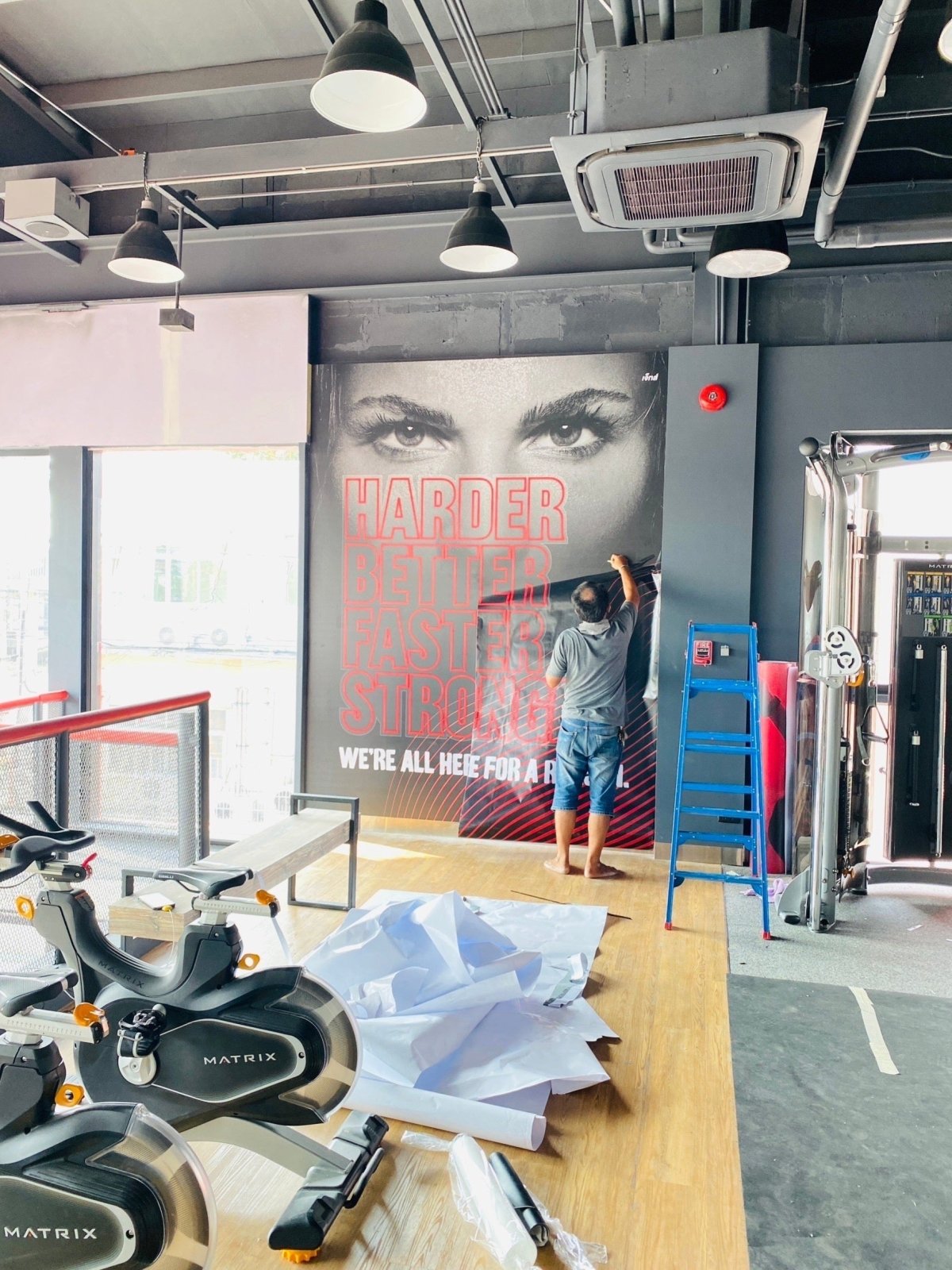 ป้ายฟิตเนส ตกแต่งยิม สปอร์ตคลับ ดีไซน์ทันสมัย พิมพ์คมชัด เหมาะสำหรับสปอร์ตคลับและศูนย์ออกกำลังกาย