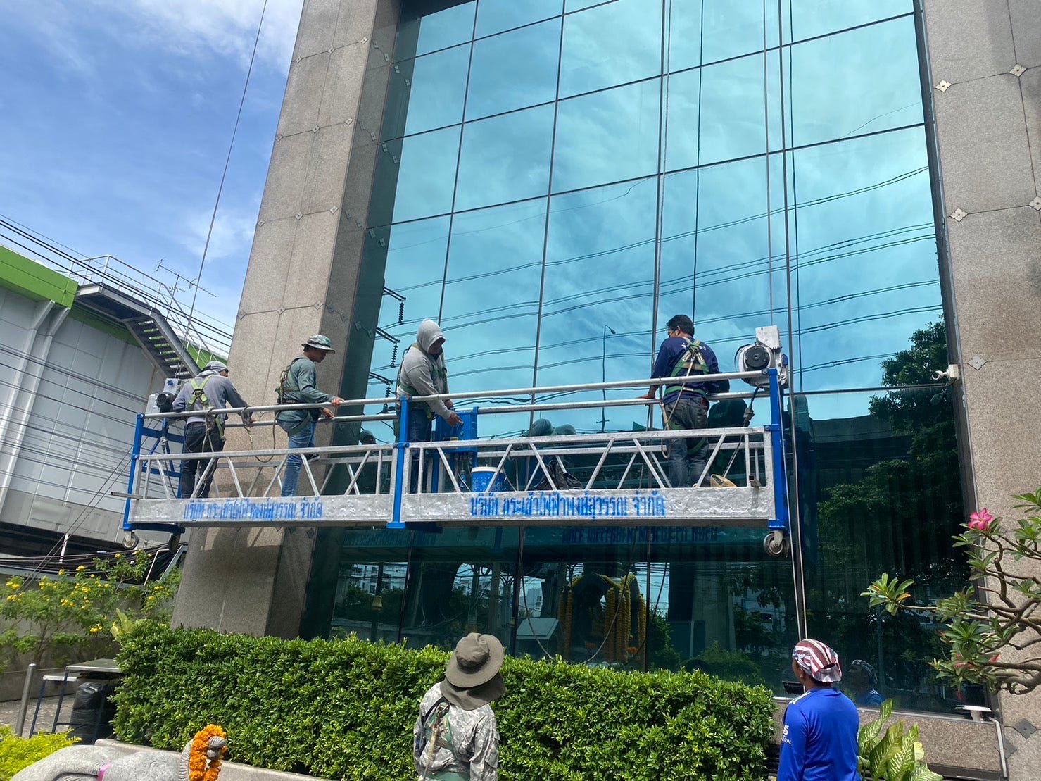 ติดตั้งป้ายด้วยกระเช้าไฟฟ้า กอนโดล่า ปลอดภัย มาตรฐานสูง เหมาะสำหรับอาคารสูงและโครงการใหญ่