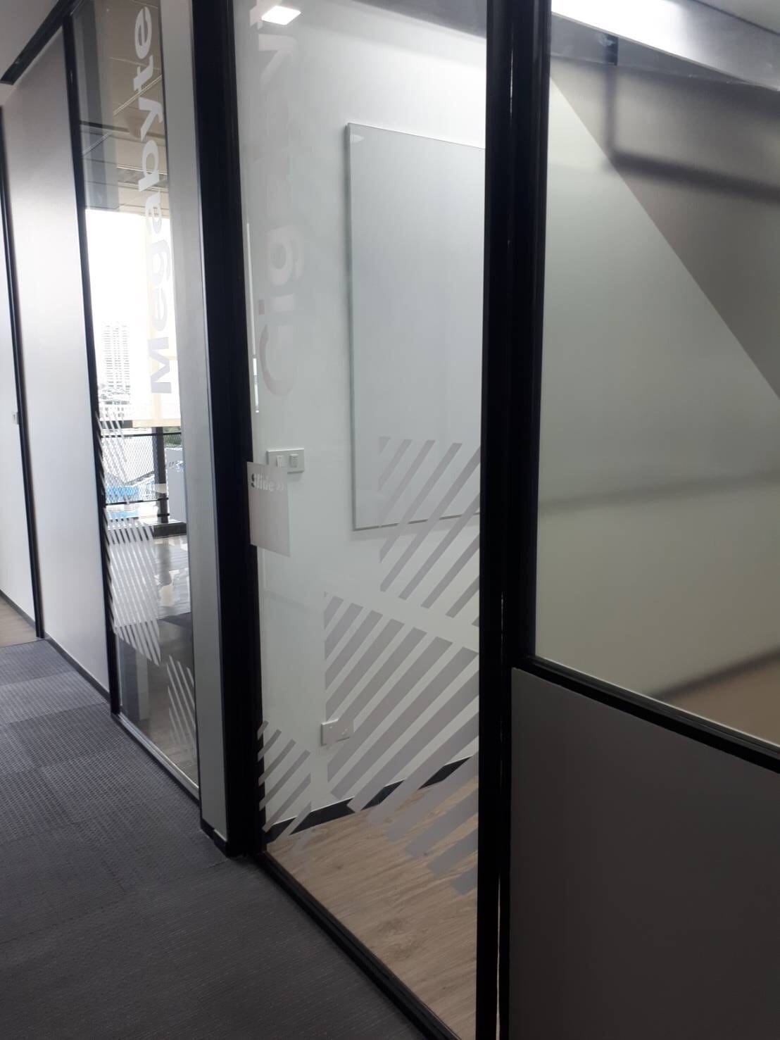 สติ๊กเกอร์ฝ้า ติดกระจก ฟิล์มฝ้าติดกระจก - Octopus Media Solutions