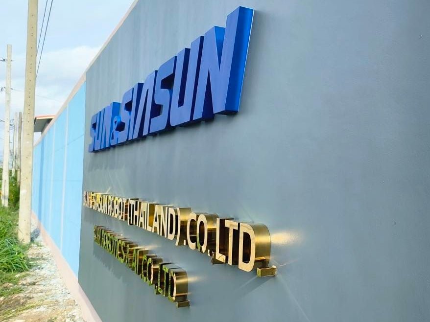 ป้ายบริษัทหน้าทางเข้า ป้ายติดกำแพง และป้ายติดรั้ว ดีไซน์สวย ทนทาน เหมาะสำหรับสร้างภาพลักษณ์องค์กรและเพิ่มความน่าเชื่อถือ