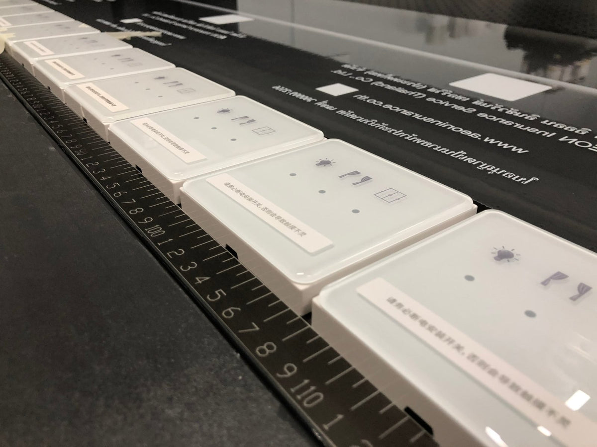 พิมพ์สกรีนยูวี รับสกรีนโลโก้ Print UV Inkjet งานพิมพ์คมชัด ทนทาน เหมาะสำหรับวัสดุหลากหลาย เช่น ไม้ โลหะ และอะคริลิค