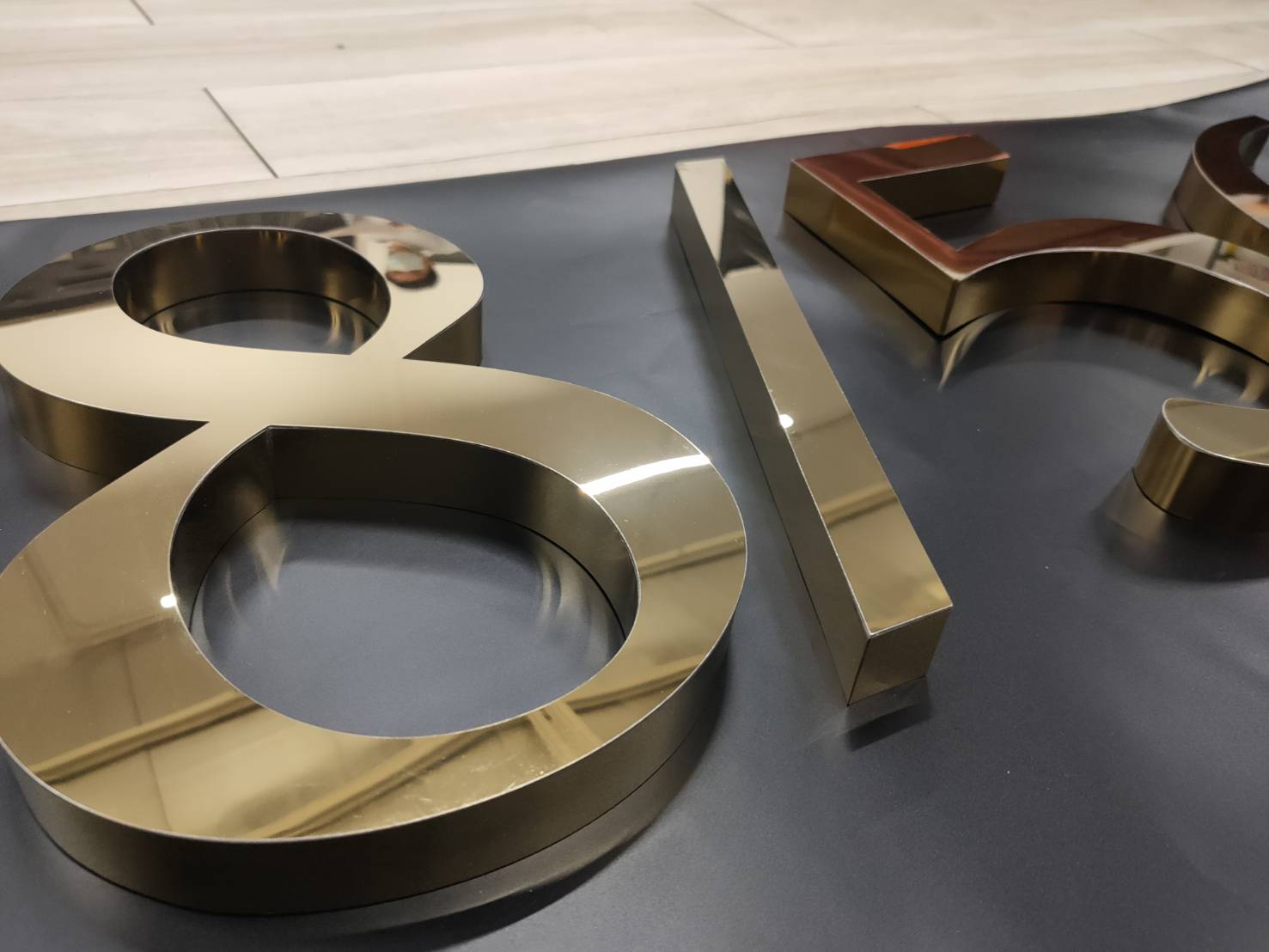 ป้ายสแตนเลส ทองเงา Mirror สวยหรู ทนทาน ใช้สำหรับป้ายชื่อบริษัท โลโก้องค์กร และตกแต่งอาคาร