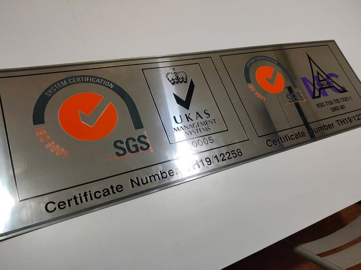 ป้ายสแตนเลส เงินเงา BA ผิวเงาเรียบหรู สะท้อนชัดเจน เหมาะสำหรับป้ายบริษัทและอาคารสำนักงาน