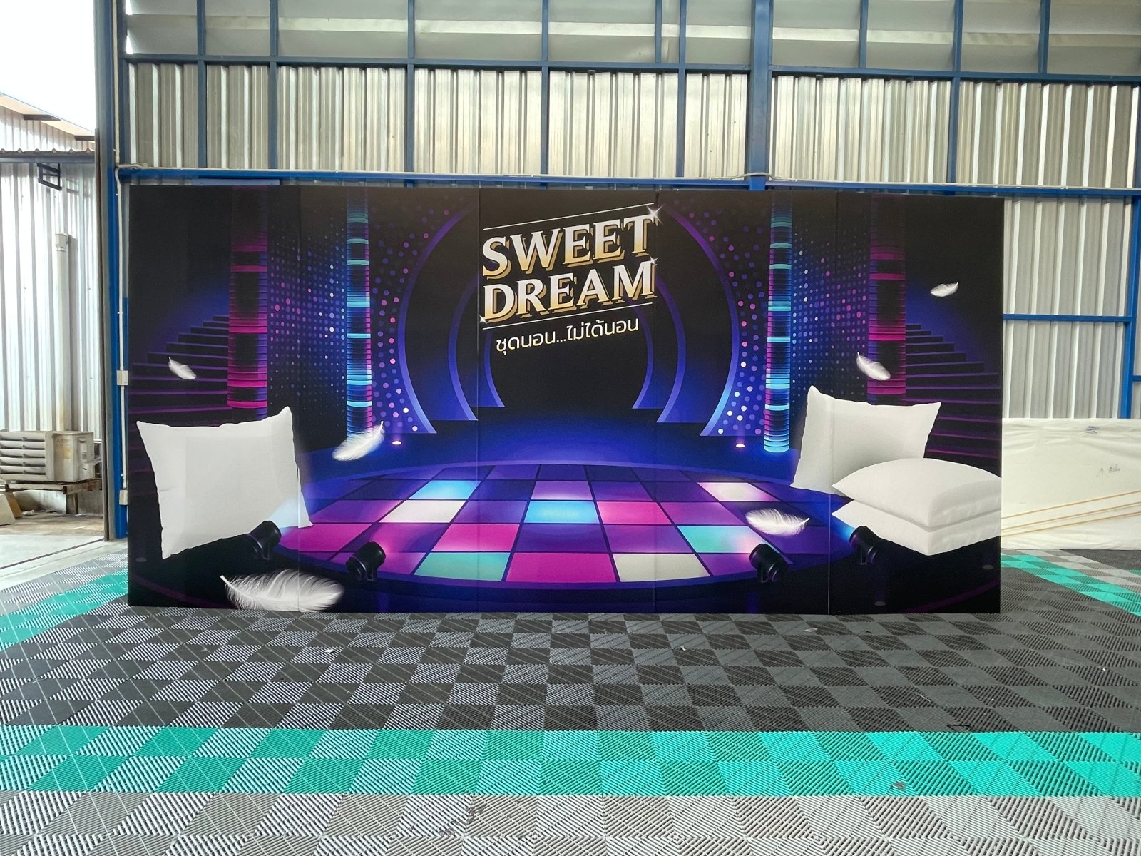 แบคดรอปฟิวเจอร์บอร์ด ฉากถ่ายรูปราคาถูก พิมพ์คมชัด น้ำหนักเบา ติดตั้งง่าย เหมาะสำหรับงานแต่ง งานอีเวนต์ และงานถ่ายภาพ