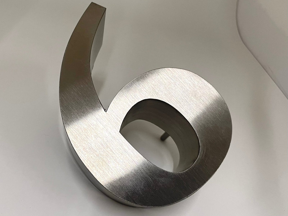 ป้ายสแตนเลสเงินแฮร์ไลน์ ผิวด้านหรูหรา แข็งแรง ทนทาน เหมาะสำหรับป้ายบริษัทและงานตกแต่งอาคาร