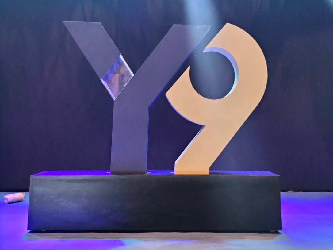 ป้ายโลโก้ตั้งพื้น และป้ายตั้งประกอบฉากถ่ายรูป ดีไซน์สวยสะดุดตา เหมาะสำหรับงานอีเวนต์ งานเปิดตัวสินค้า และการโปรโมทร้านค้า