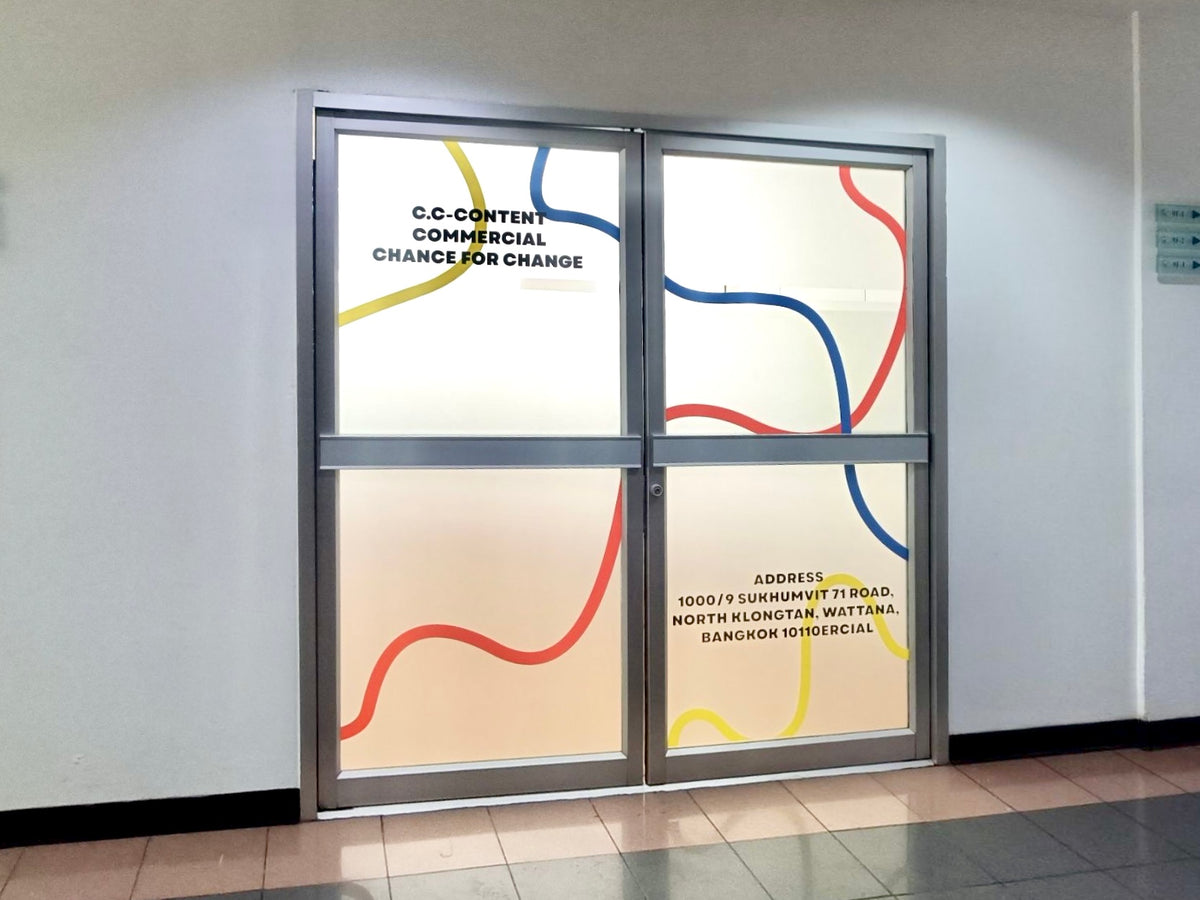 สติ๊กเกอร์ติดประตูกระจก พิมพ์คมชัด สีสดใส เหมาะสำหรับร้านค้า สำนักงาน และงานตกแต่งอาคาร