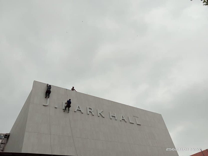 รับติดสติ๊กเกอร์อาคารสูง และป้ายติดตึก งานพิมพ์คมชัด ทีมช่างมืออาชีพ เหมาะสำหรับโฆษณา โปรโมชัน และสร้างภาพลักษณ์องค์กร