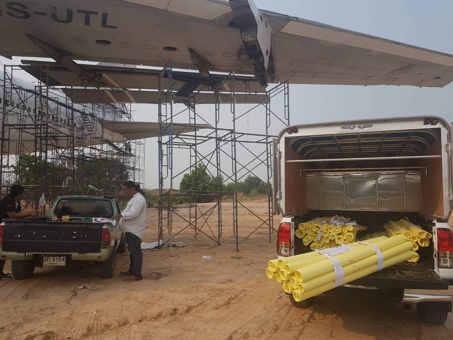 รับติดสติ๊กเกอร์อาคารสูง และป้ายติดตึก งานพิมพ์คมชัด ทีมช่างมืออาชีพ เหมาะสำหรับโฆษณา โปรโมชัน และสร้างภาพลักษณ์องค์กร