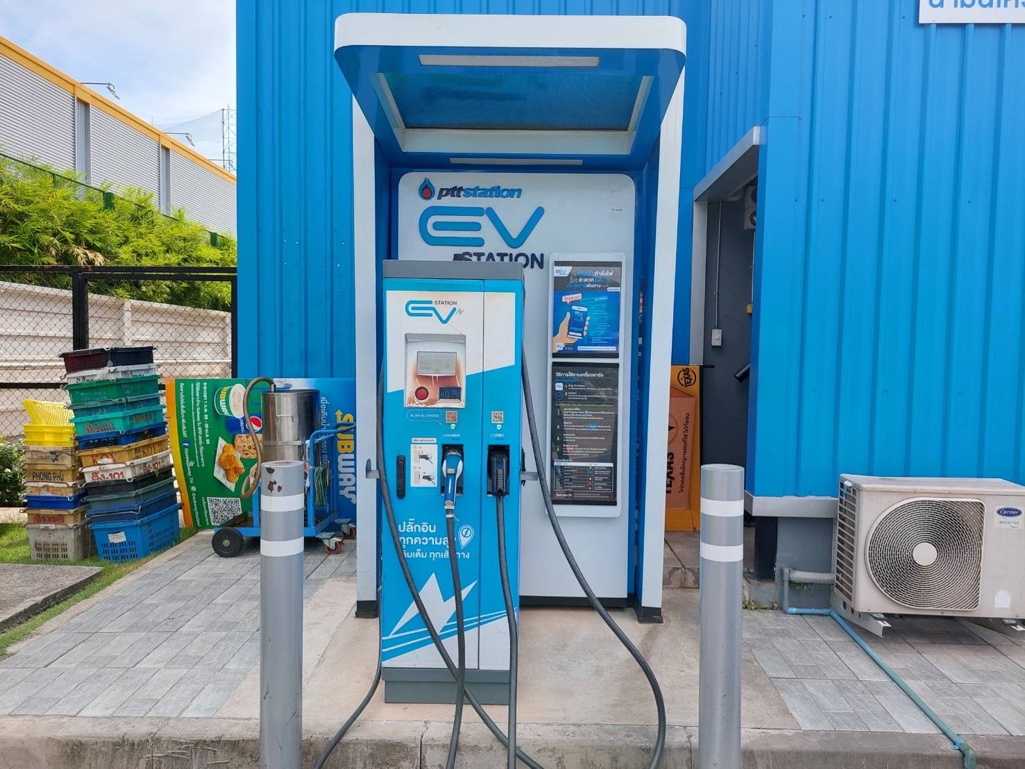 สติ๊กเกอร์ติดสถานี Station EV พิมพ์คมชัด ทนแดดฝน เหมาะสำหรับสถานีชาร์จรถยนต์ไฟฟ้า โปรโมชัน และงานตกแต่งสถานี EV