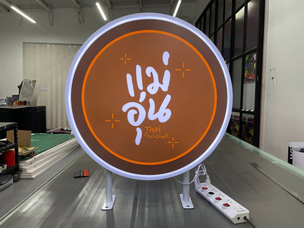 ป้ายไฟสำเร็จรูป Light Box ดีไซน์กะทัดรัด ติดตั้งง่าย สว่างคมชัด เหมาะสำหรับป้ายโฆษณา หน้าร้าน และงานโปรโมชัน