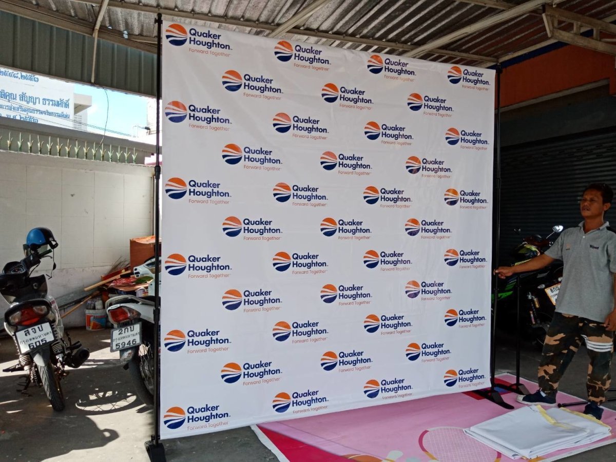 แบคดรอปไวนิล Vinyl Backdrop พิมพ์คมชัด สีสด ทนแดดฝน เหมาะสำหรับงานอีเวนต์ งานถ่ายภาพ และงานโปรโมชันต่าง ๆ