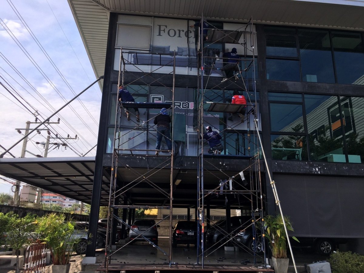 รับติดสติ๊กเกอร์อาคารสูง และป้ายติดตึก งานพิมพ์คมชัด ทีมช่างมืออาชีพ เหมาะสำหรับโฆษณา โปรโมชัน และสร้างภาพลักษณ์องค์กร