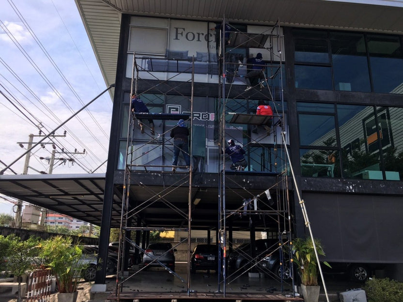 รับติดสติ๊กเกอร์อาคารสูง และป้ายติดตึก งานพิมพ์คมชัด ทีมช่างมืออาชีพ เหมาะสำหรับโฆษณา โปรโมชัน และสร้างภาพลักษณ์องค์กร