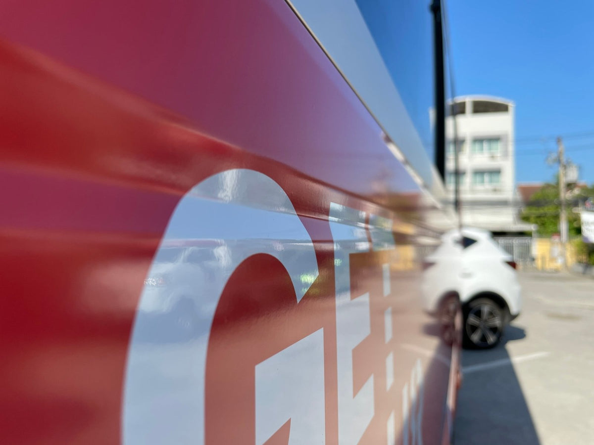 สติ๊กเกอร์ติดรถบัส Bus Wrap Sticker พิมพ์คมชัด วัสดุทนทาน เหมาะสำหรับงานโฆษณา โปรโมชัน และตกแต่งรถบัสให้โดดเด่น