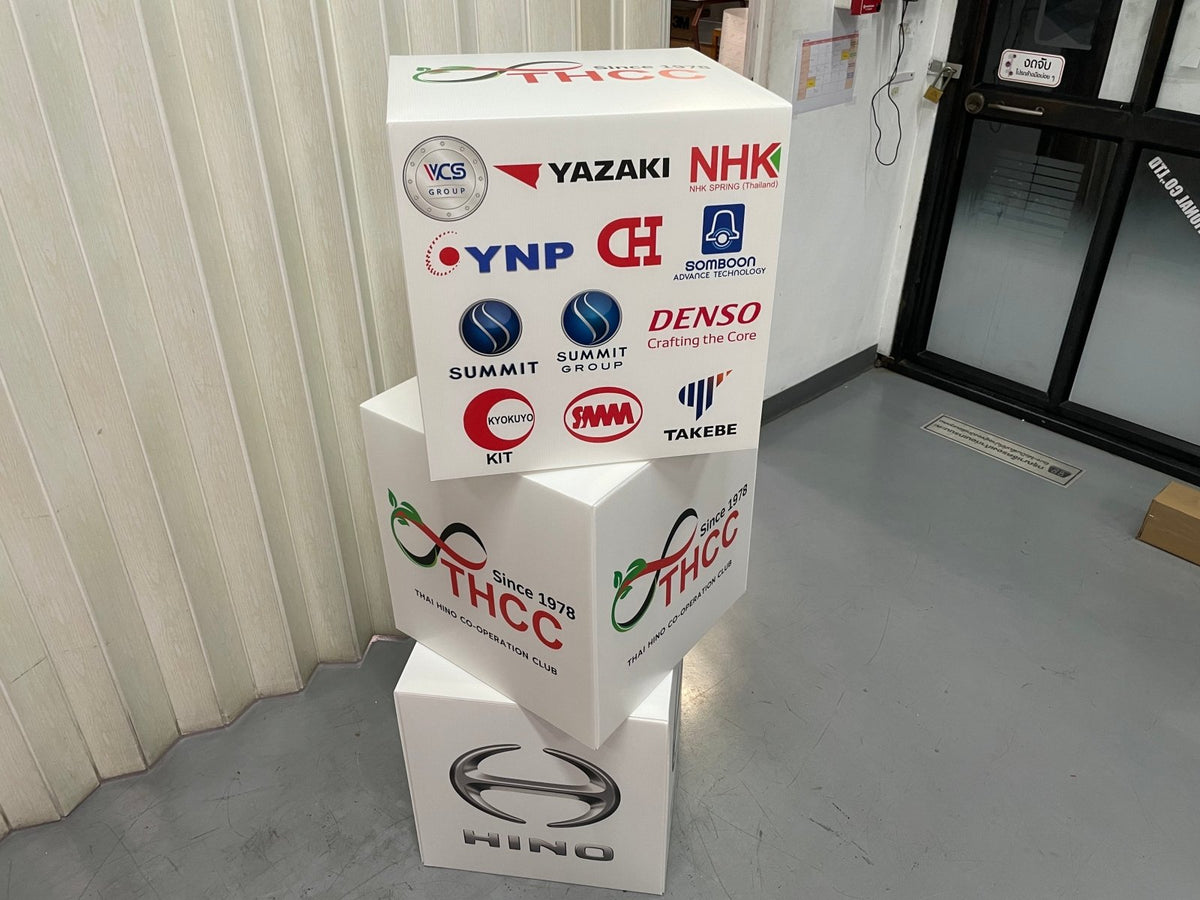 กล่องลูกเต๋า กล่องฟิวเจอร์บอร์ดทรงลูกเต๋า พิมพ์คมชัด เหมาะสำหรับงานอีเวนต์ และดิสเพลย์สินค้า