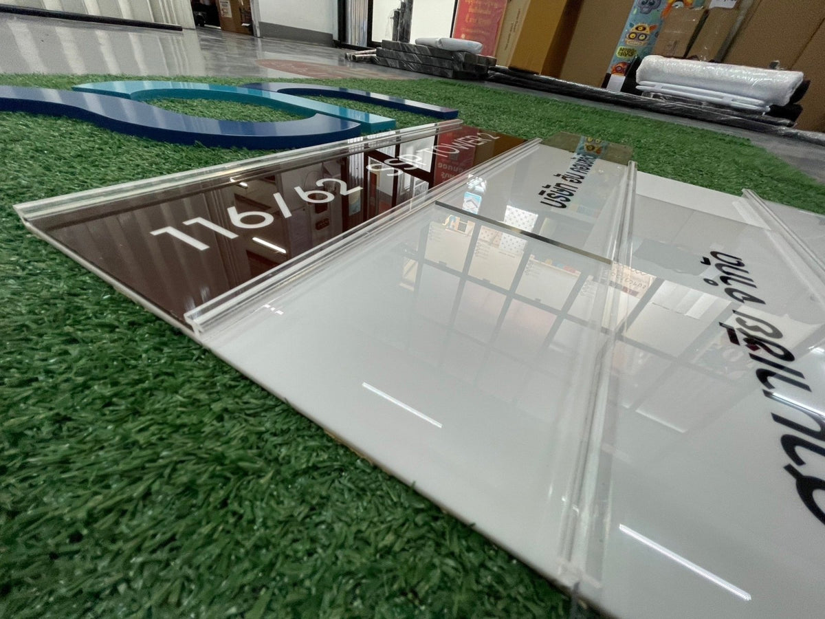 ป้ายรางสอดอะคริลิค ใส่ข้อมูลเปลี่ยนง่าย เหมาะสำหรับป้ายหน้าห้อง ป้ายสำนักงาน และอาคาร