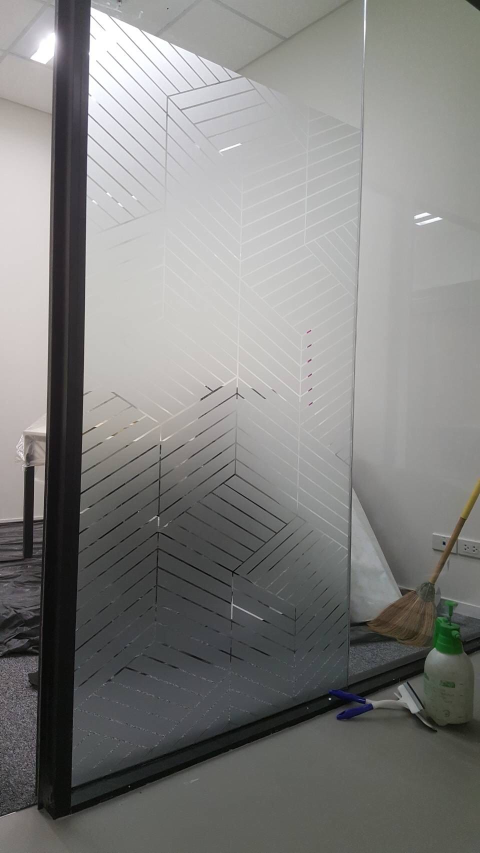 สติ๊กเกอร์ฝ้า ติดกระจก ฟิล์มฝ้าติดกระจก - Octopus Media Solutions