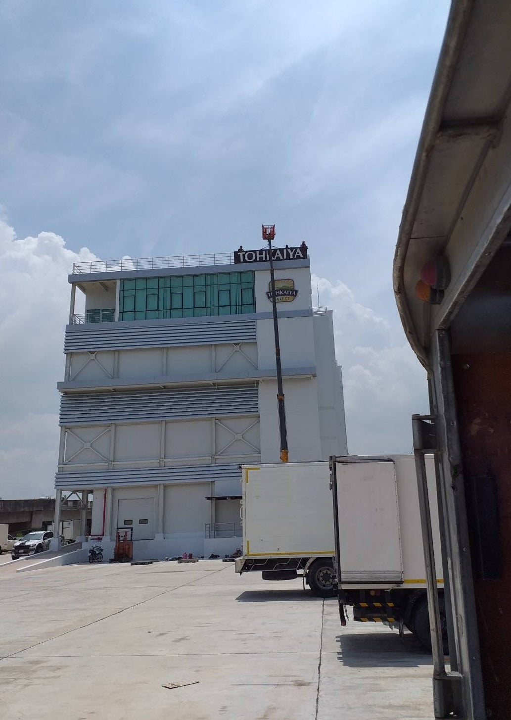 ติดตั้งป้าย รถเครน รถเฮี๊ยบ งานติดตั้งมืออาชีพ แข็งแรง ปลอดภัย เหมาะสำหรับป้ายอาคารและโครงการใหญ่