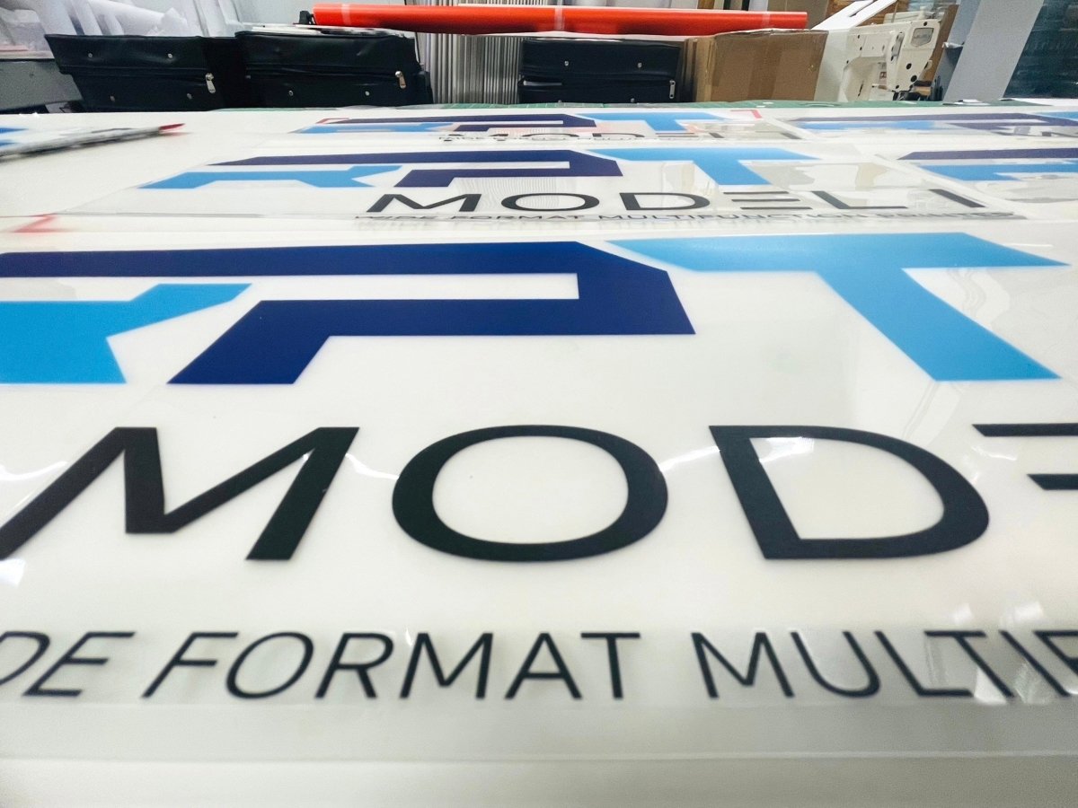 พิมพ์แผ่นใส พิมพ์พลาสติกใส และป้ายพลาสติก พิมพ์คมชัด ทนทาน โปร่งใส เหมาะสำหรับงานป้าย งานตกแต่ง และบรรจุภัณฑ์สินค้า