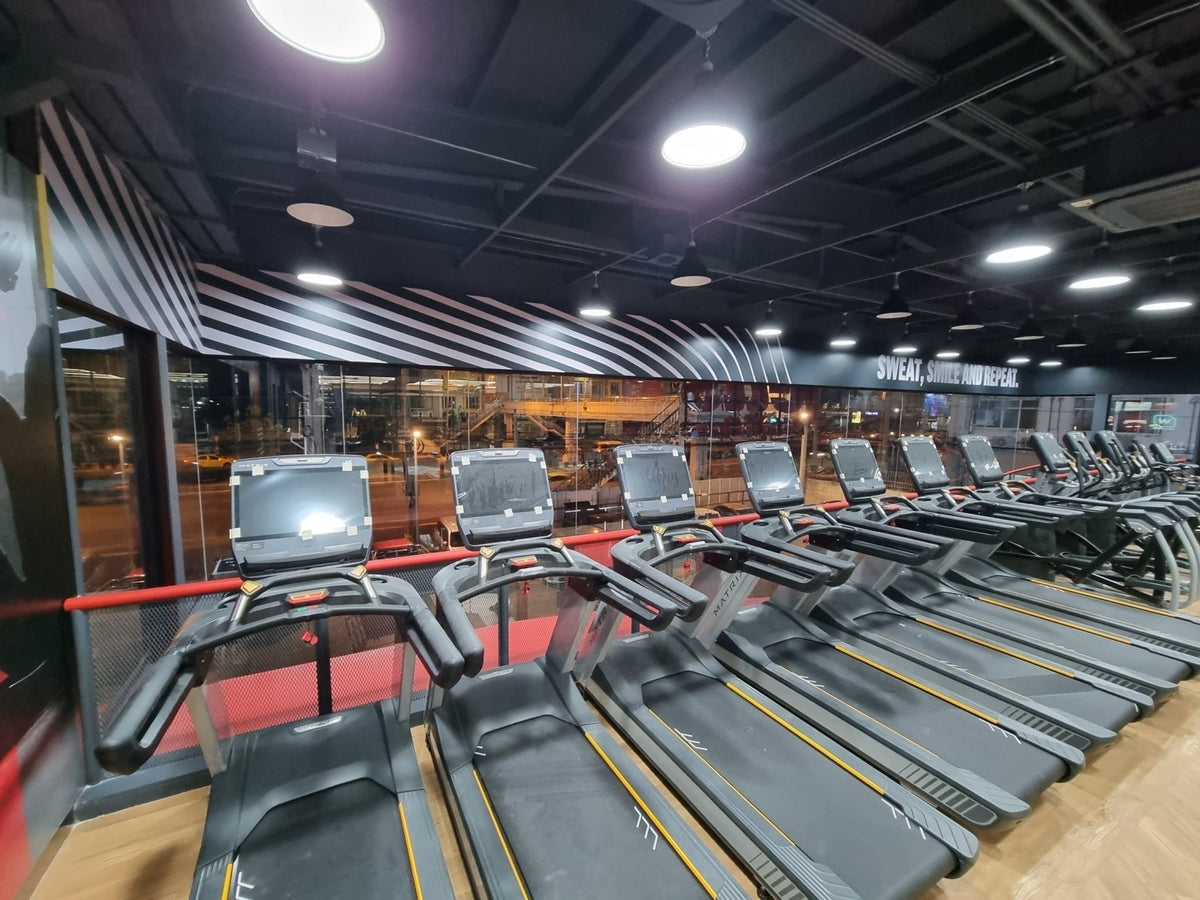 ป้ายฟิตเนส ตกแต่งยิม สปอร์ตคลับ ดีไซน์ทันสมัย พิมพ์คมชัด เหมาะสำหรับสปอร์ตคลับและศูนย์ออกกำลังกาย