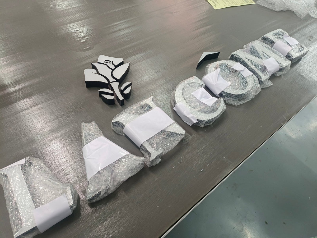 อักษรไฟไม่มีขอบ และป้ายไฟอลูมิเนียมไม่มีคิ้ว ดีไซน์ทันสมัย สว่างคมชัด เหมาะสำหรับป้ายร้านค้า ป้ายบริษัท และงานตกแต่งอาคาร