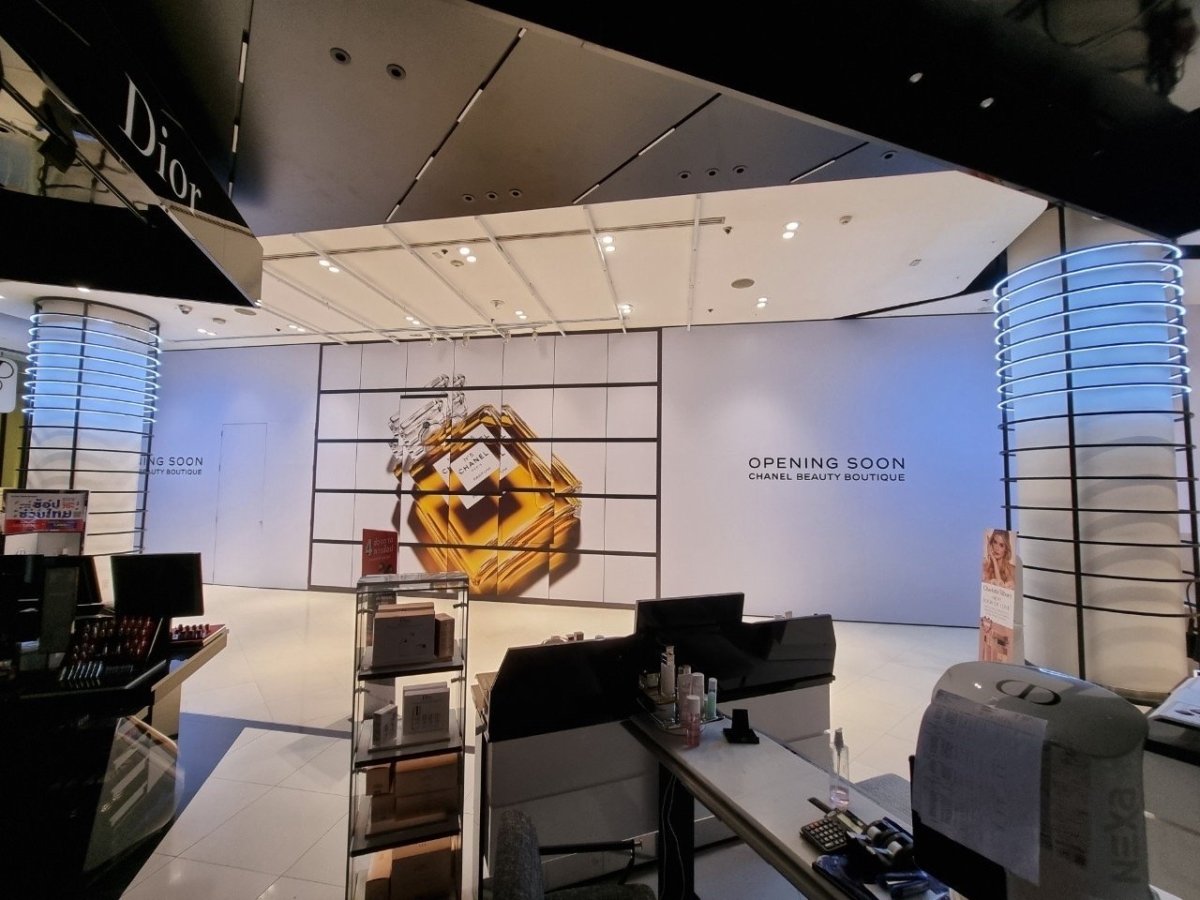 สติ๊กเกอร์และป้ายปิดปรับปรุงร้าน Coming Soon พิมพ์คมชัด สีสด เหมาะสำหรับติดหน้าร้าน โครงการใหม่ และงานรีโนเวท