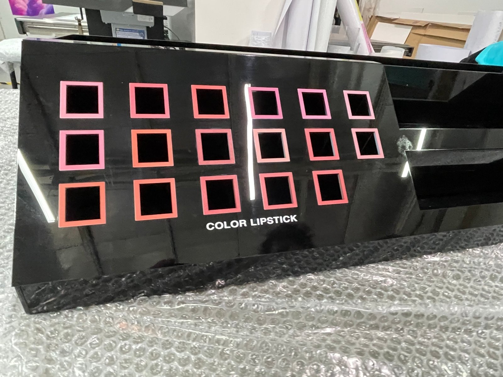 Shelf Display แท่นวางสินค้า แท่นวางเครื่องสำอาง ดีไซน์สวย เหมาะสำหรับโชว์สินค้าในร้านและงานโปรโมชัน