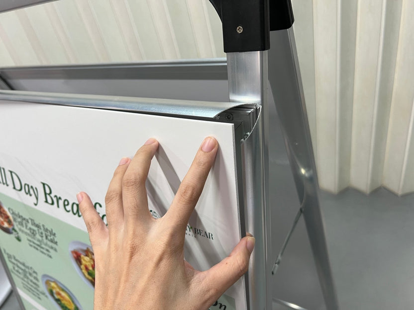 ป้ายตั้งพื้นสำเร็จรูป อลูมิเนียม พับเก็บได้ แข็งแรง ใช้งานสะดวก เหมาะสำหรับอีเวนต์และหน้าร้าน