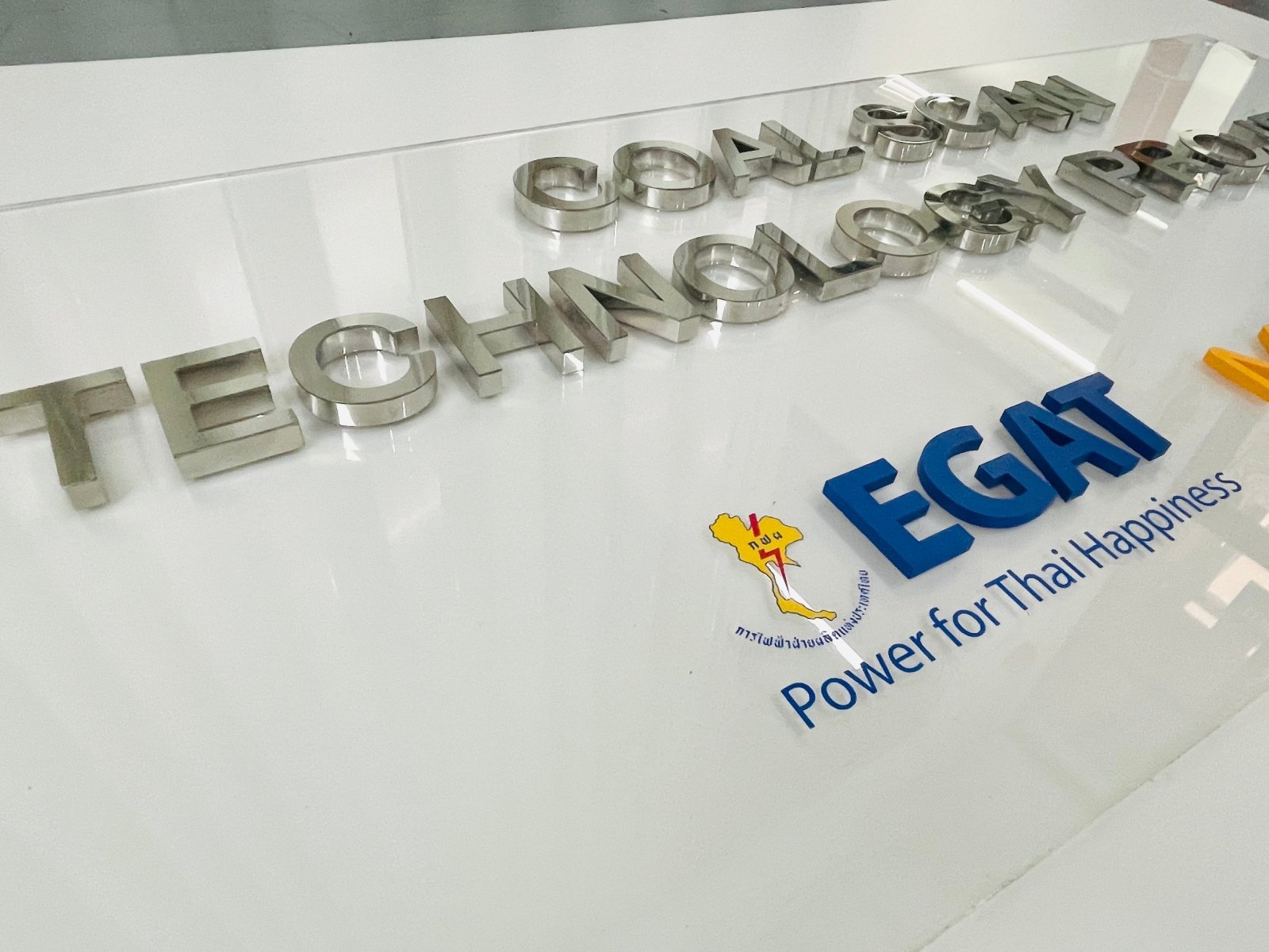 ป้ายชื่อบริษัทอักษรโลหะ อักษรสแตนเลส แข็งแรง ทนทาน เหมาะสำหรับป้ายบริษัทและอาคารสำนักงาน