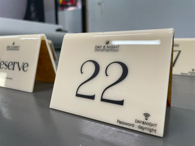 ป้ายอะคริลิคตั้งโต๊ะ และกรอบรูปอะคริลิคใส พิมพ์คมชัด ดีไซน์หรูหรา เหมาะสำหรับป้ายราคา เมนูร้านอาหาร และงานตกแต่ง