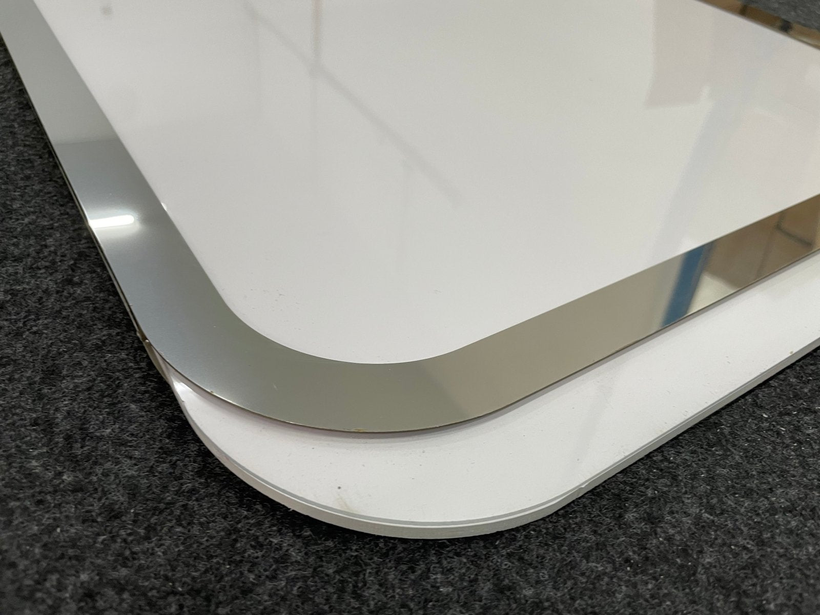 กรอบสแตนเลส กรอบป้ายสอดสแตนเลส แข็งแรง ทนทาน เหมาะสำหรับอาคารสำนักงานและโครงการ