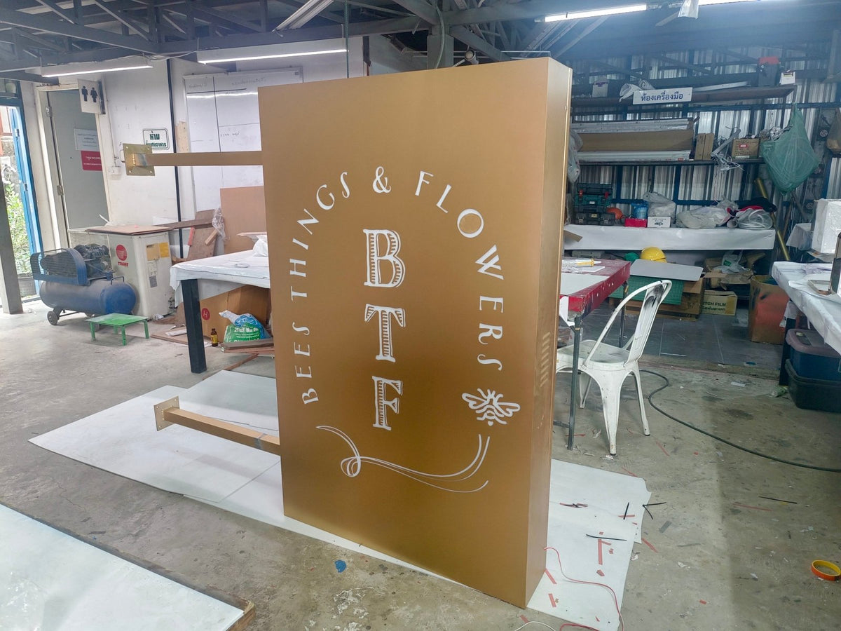 ป้ายอักษรสีทอง ป้ายพ่นสีทอง หรูหรา โดดเด่น เหมาะสำหรับป้ายบริษัท ร้านค้า และงานตกแต่งอาคาร