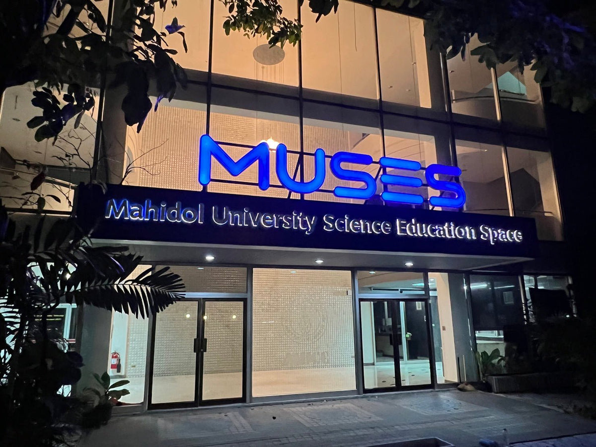 ป้ายไฟออกหน้า ติดบนกันสาด ดีไซน์สวยเด่น เหมาะสำหรับร้านอาหาร ร้านค้า และอาคารพาณิชย์